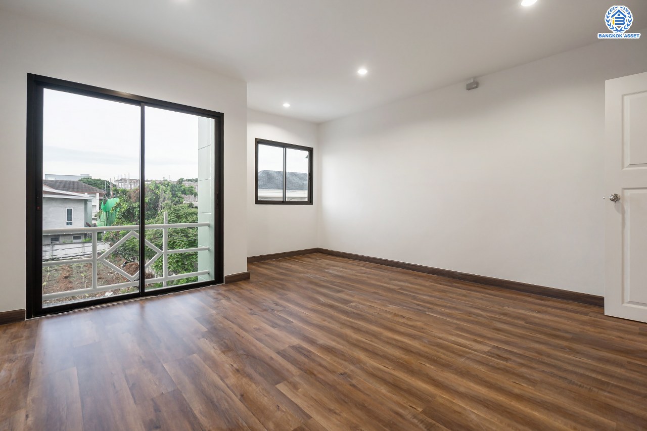 บ้านมือสองตกแต่งใหม่ ม.นาคนิวาส37 ลาดพร้าว เนื้อที่ 28 ตร.ว. ฟังก์ชัน 4 ห้องนอน 3 ห้องน้ำ 1 ที่จอดรถ พร้อม บนทำเลใจกลางเมือง! เชื่อมต่อทั้งถนนประเสริฐมนูญกิจ, เกษตร-นวมินทร์, ลาดพร้าว, รัชโยธินฯ ใกล้ทางด่วนฉลองรัช และรถไฟฟ้าสายสีน้ำเงิน "สถานีลาดพร้าว"...